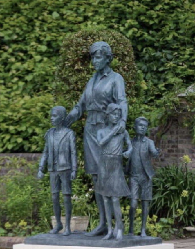 В Сети обсуждают памятник принцессе Диане, который открыл принц Уильям и принц Гарри (10 фото)