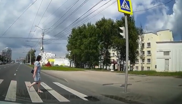 женщина переходит дорогу