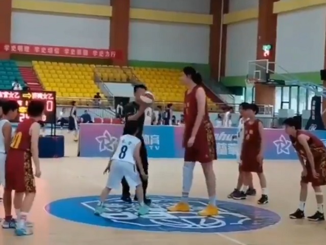 Чжан Цзыю - 14-летняя баскетболистка из Китая