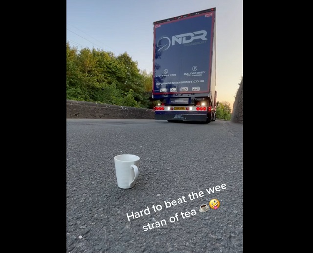 чашка на дороге