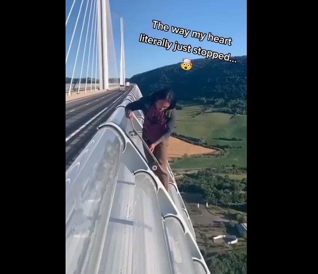парашютист-скейтбордист на мосту