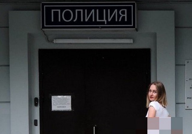 В Москве активистка Алина Иванова сделала фото с оголенными ягодицами у здания ОВД «Арбат» (2 фото)