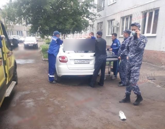 В Кемерово мужчина выпал из окна на машину