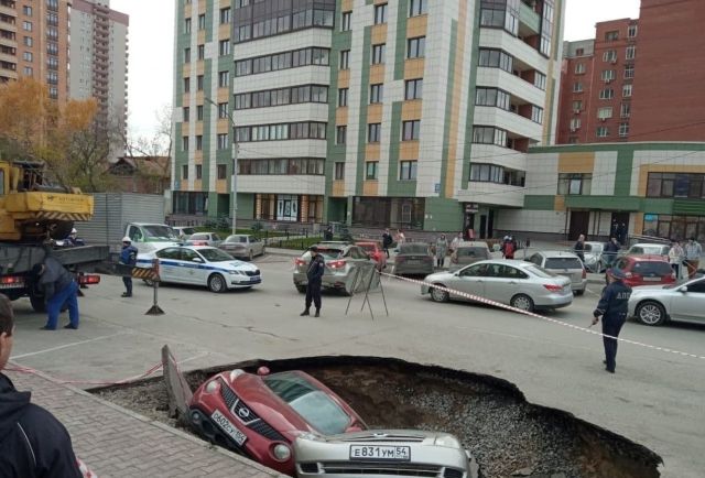 В Новосибирске автомобили провалились в яму с кипятком