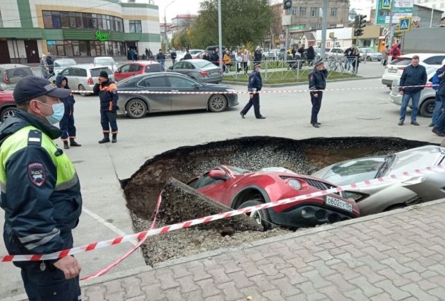 В Новосибирске автомобили провалились в яму с кипятком