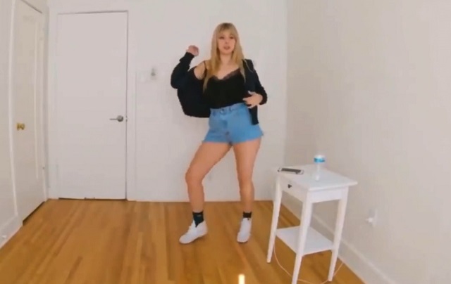 девушка танцует