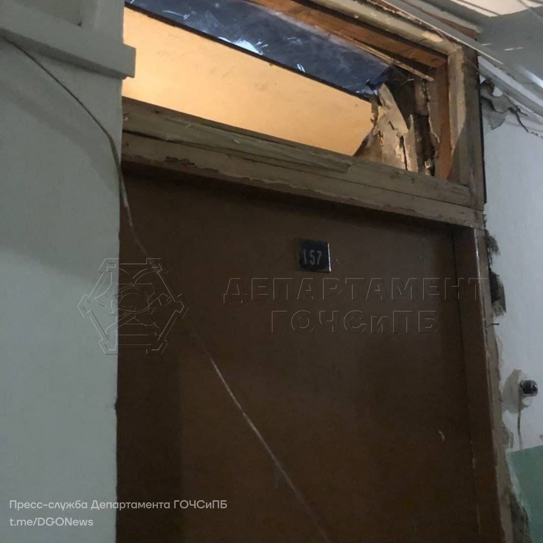 В Москве спасателям пришлось спасать мужчину, которого засыпало мусором в собственной квартире (2 фото + видео)