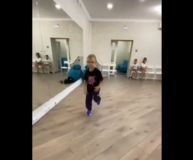 мальчик танцует брейк-данс