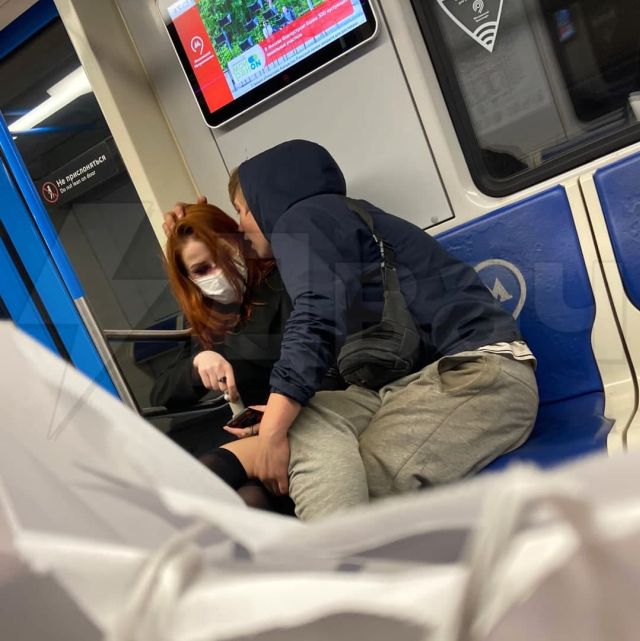 пьяный пристает к девушке в метро