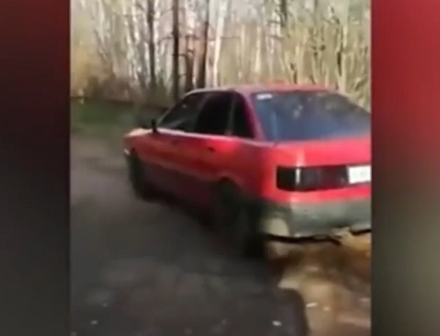 красная Audi