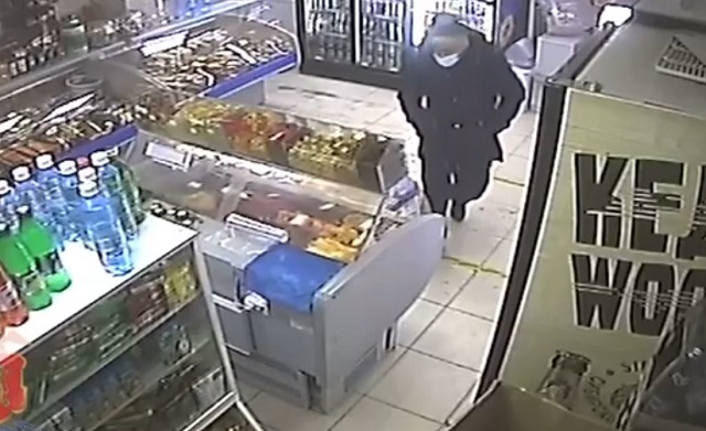 В Ачинске грабитель с ножом напал на продавщицу