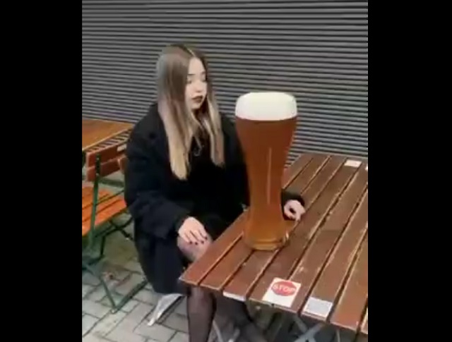 девушка пьет пиво