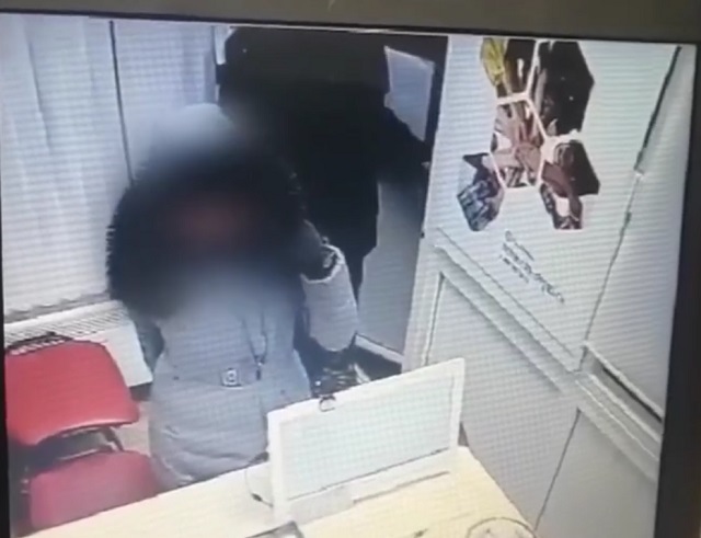 мать и сын попытались грабить офис микрокредитной организации