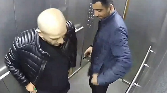 мужчины в лифте