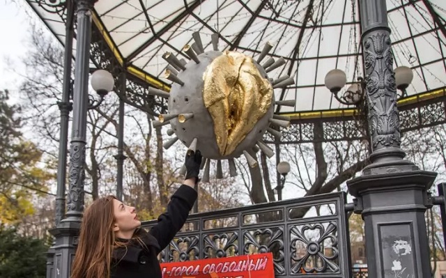 В Одессе появился памятник коронавирусу