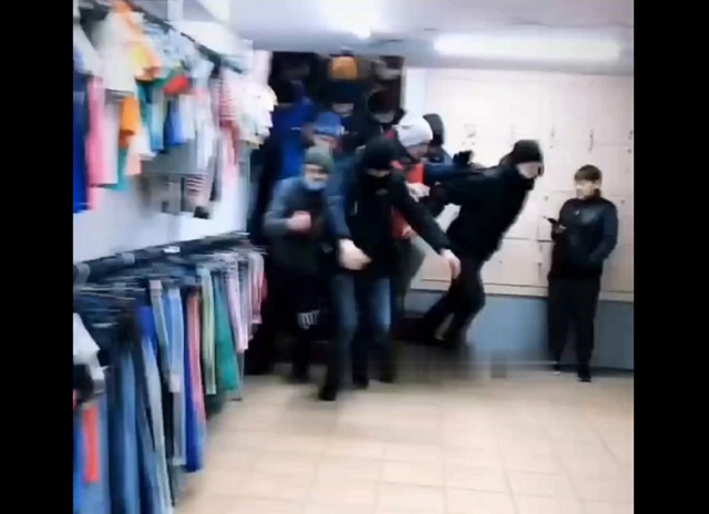 безумный ажиотаж в секонд-хенде в украинском городе Ровно