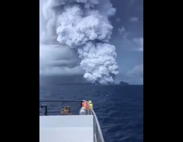 Эффектные кадры извержения подводного вулкана
