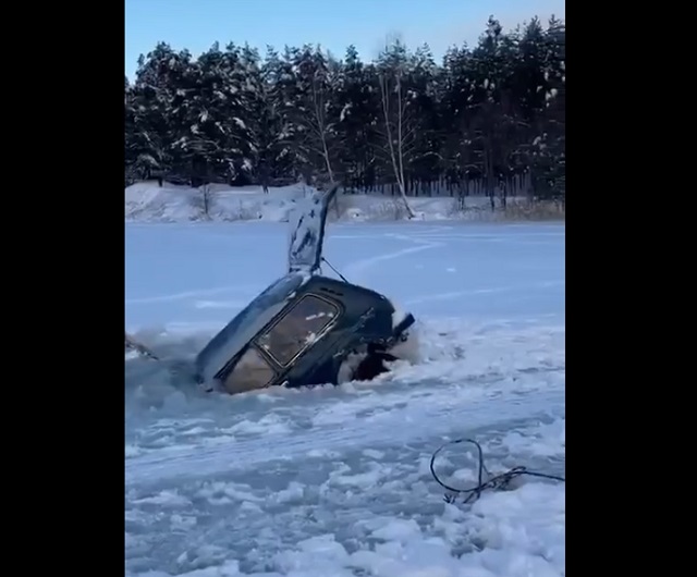 машина ушла пол лед
