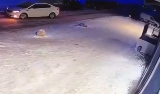 В Санкт-Петербурге кто-то сбросил из окна мешок а коляску с ребенком