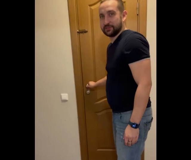 мужчина возле двери