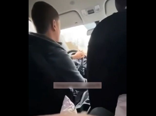 в Томске таксист оскорбил девушку из-за музыки