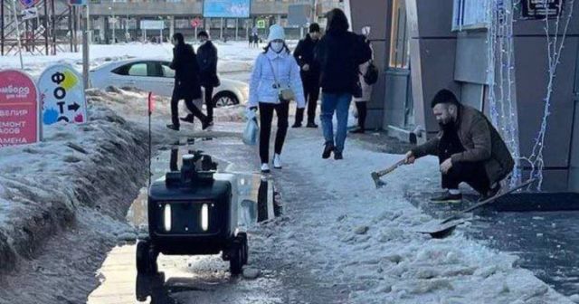 Киберпанк из Мурино: фото с роботом и парнем с топором покорило Твиттер