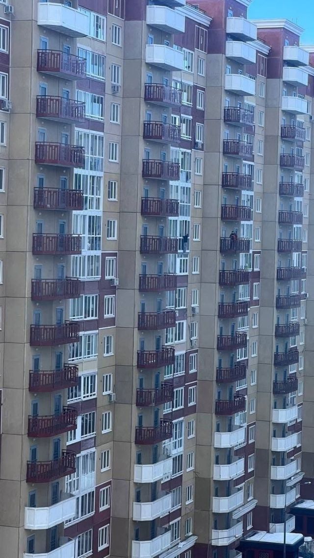 В Бутово пьяный парень вылез из окна 12-ого этажа