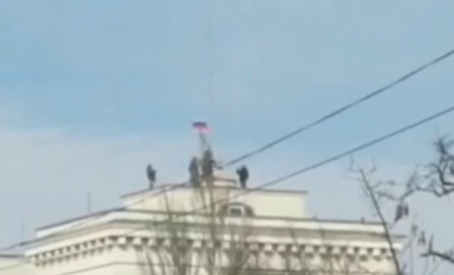 Над зданием ГЭС города Новая Каховка повесили российский флаг