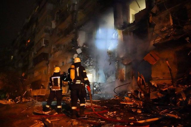 В Киеве из-за обломков снаряда сгорел жилой дом
