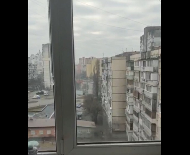 В Киеве бронемашина переехала автомобиль