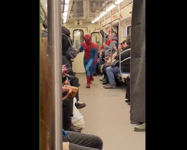 Человек-паук в метро Москвы
