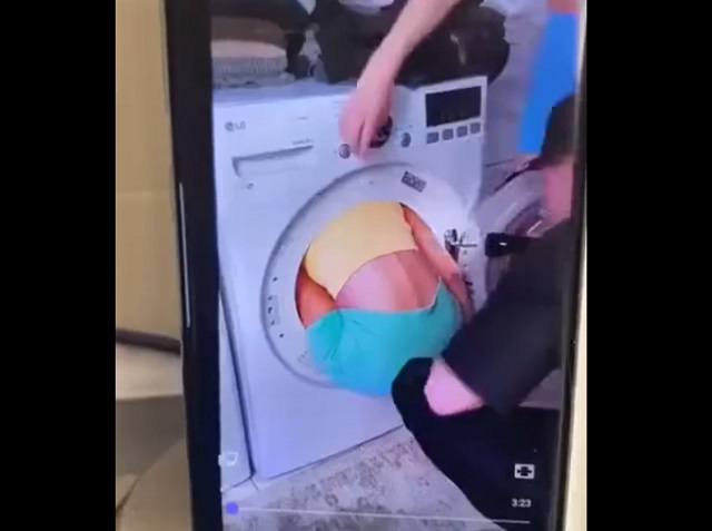 девушка в стиральной машине