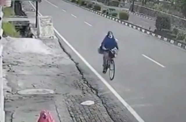 В Индонезии водитель чуть насмерть не сбил велосипедистку