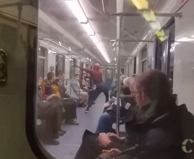 Человек-паук продолжает работать в метро Москвы