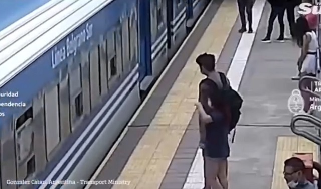 В Аргентине девушка упала под поезд и отделалась испугом