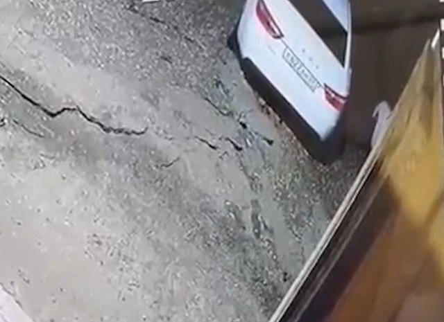 в Дагестане машина провалилась под землю