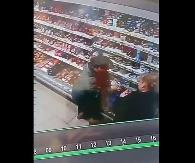 В Челябинске две женщины отведали селёдки прямо в магазине