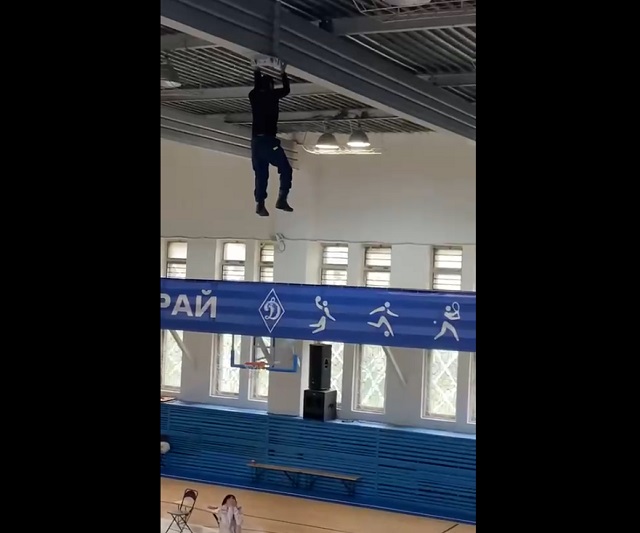 мужчина повис на потолке