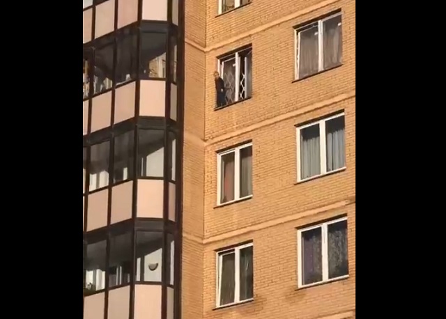В Санкт-Петербурге ребенок чуть не выпрыгнул из окна многоэтажного дома