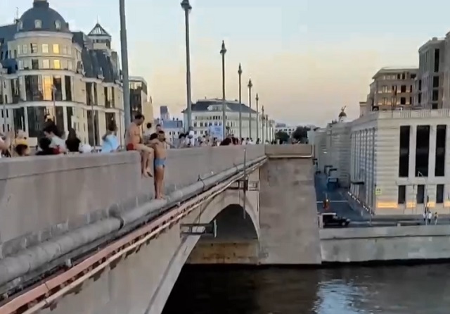 Два парня прыгнули с моста в Москву-реку