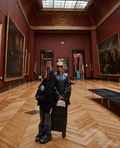 Для Ким Кардашьян и ее семьи закрыли Лувр, чтобы они спокойно насладились искусством (5 фото)