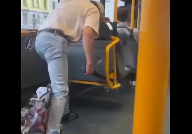 мужчина в автобусе