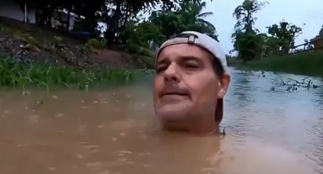 мужчина в воде
