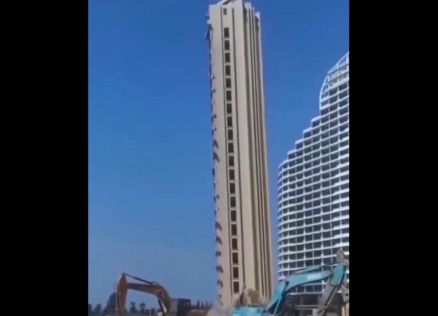 Снос недостроенных многоэтажек в Китае