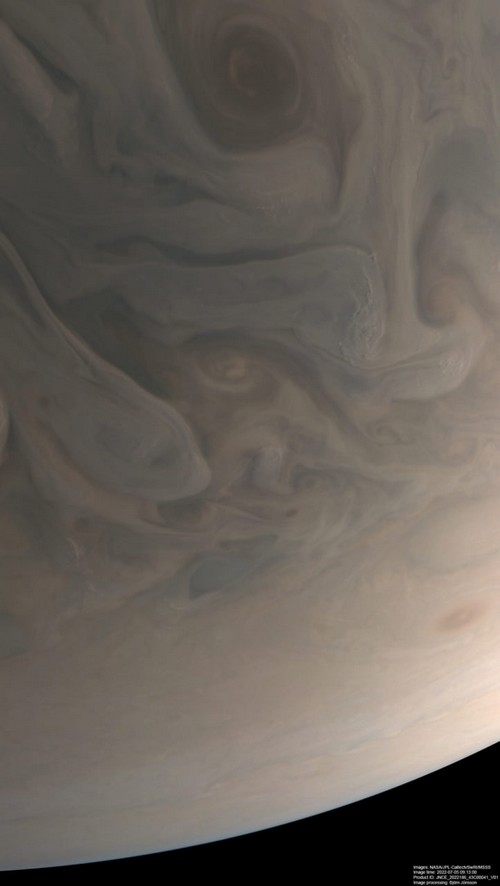Как выглядит атмосфера Юпитера без обработки и с ней (2 фото)