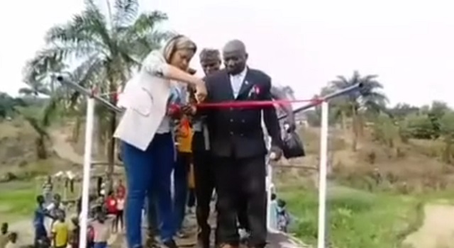 Эпичное открытие пешеходного моста в Конго
