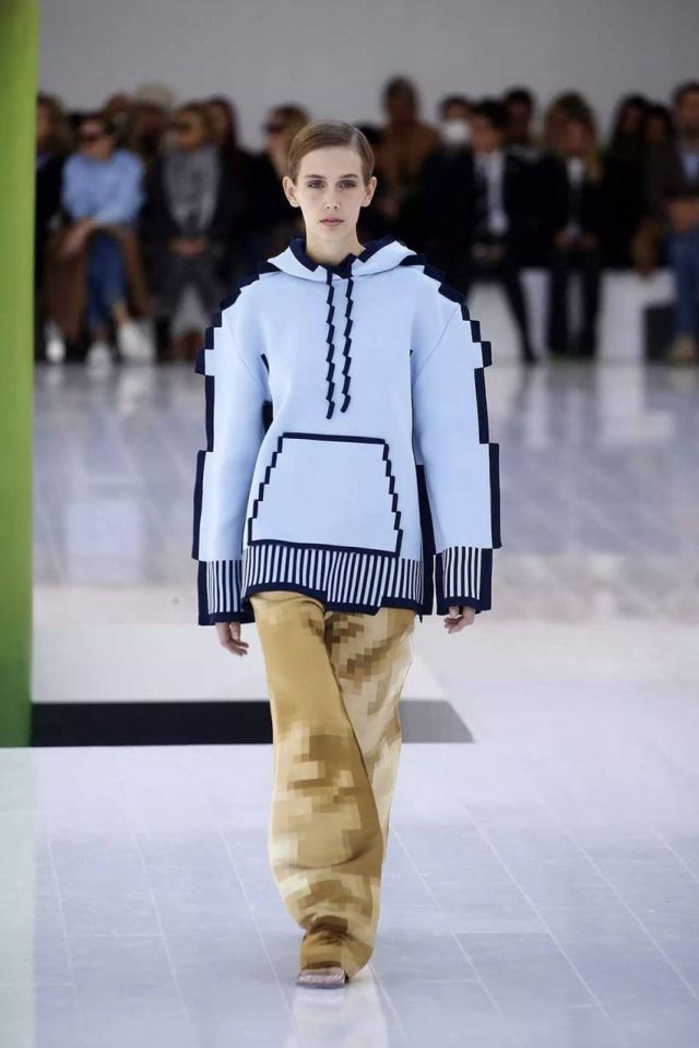 На Неделе моды в Париже показали "пиксельную" одежду