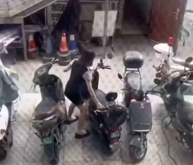 Мучительные попытки девушки припарковать мопед