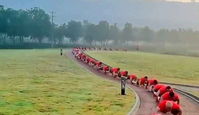 Новый фитнес-тренд в Китае: люди ползают по улицам "как крокодилы"
