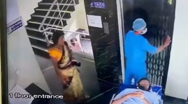 В Индии лифт чуть не покалечил мужчину на каталке